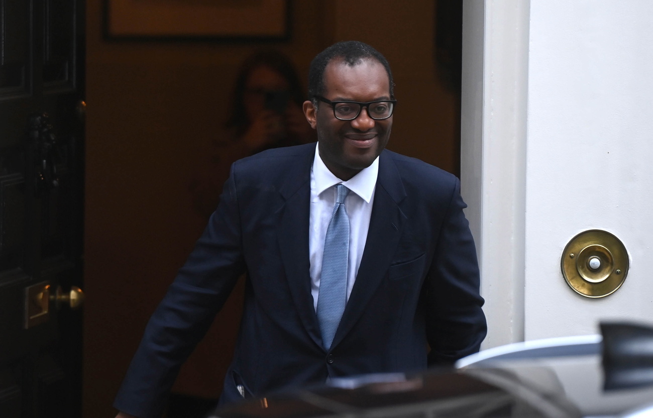 Kwasi Kwarteng davanti al suo ormai e ufficio all 11 di Downing Street.