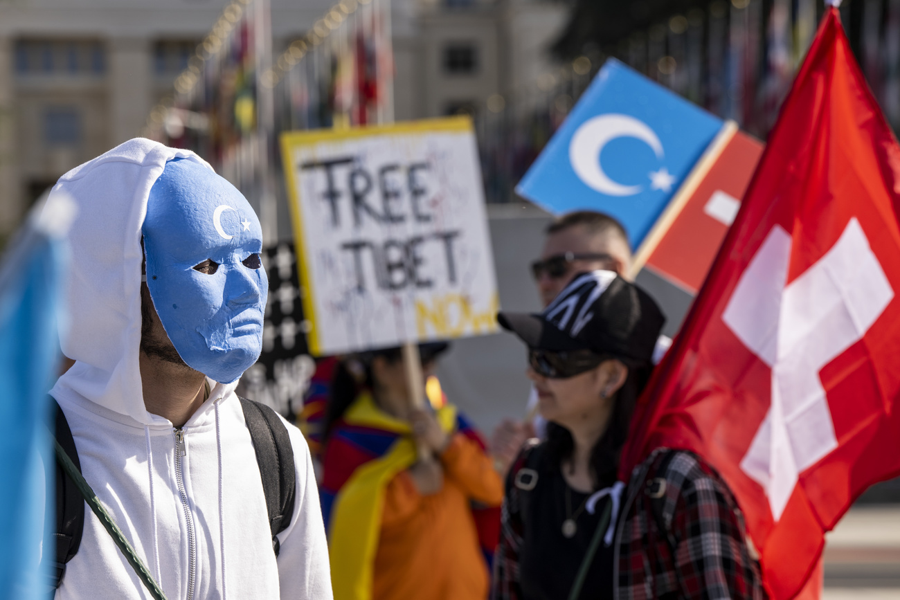 在日内瓦，人们聚集在联合国欧洲总部外示威，支持中国新疆的维吾尔族穆斯林。