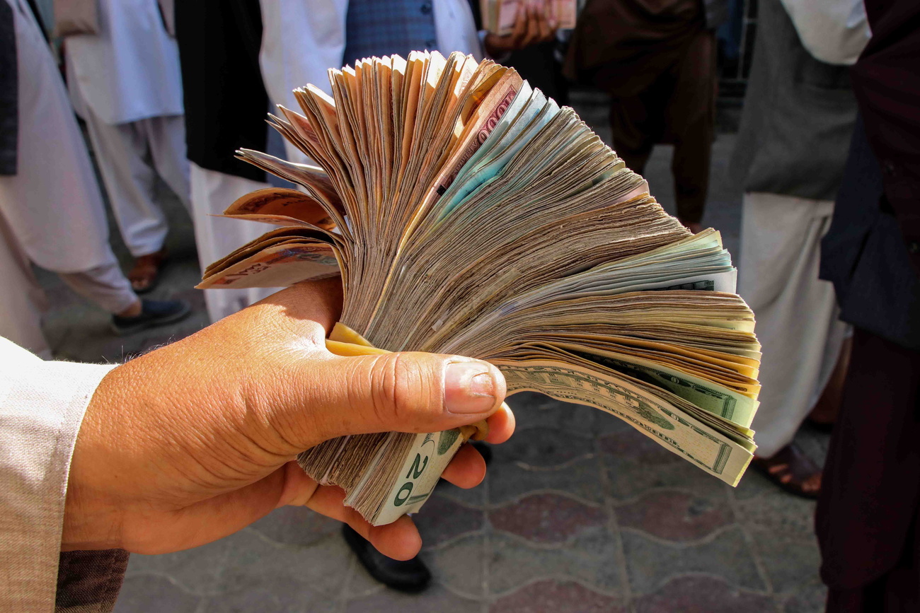 Geldwechsler mit einem Bündel Banknoten in Kabul, Afghanistan