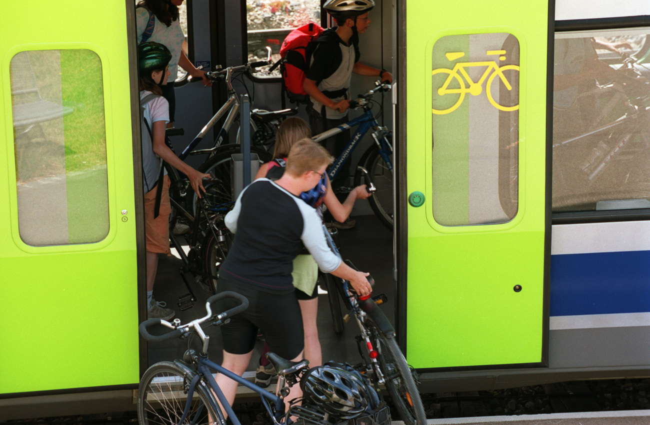 带着自行车上火车，买票变容易，上车依然难。