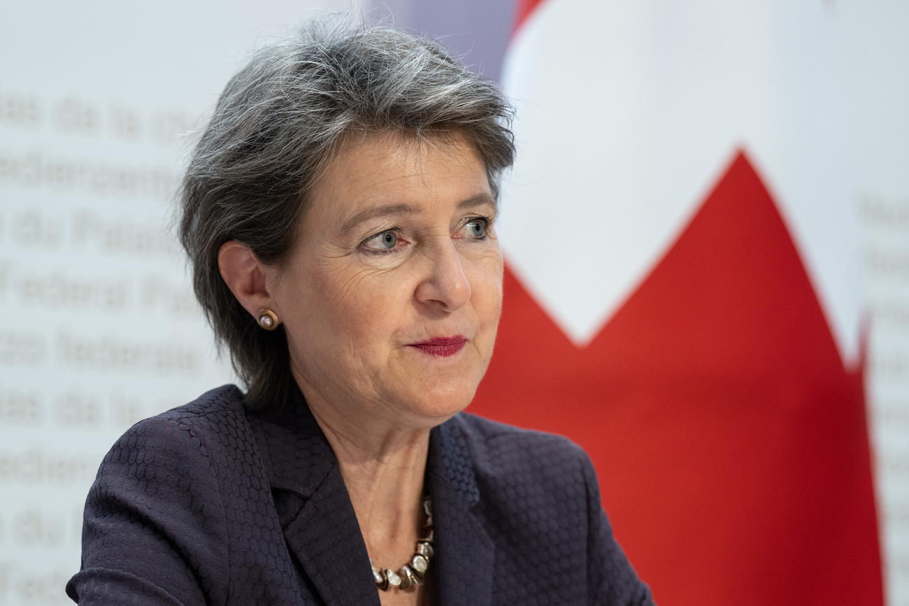 A Ministra da Energia Simonetta Sommaruga apresenta os planos de reserva de energia elétrica de inverno da Suíça.