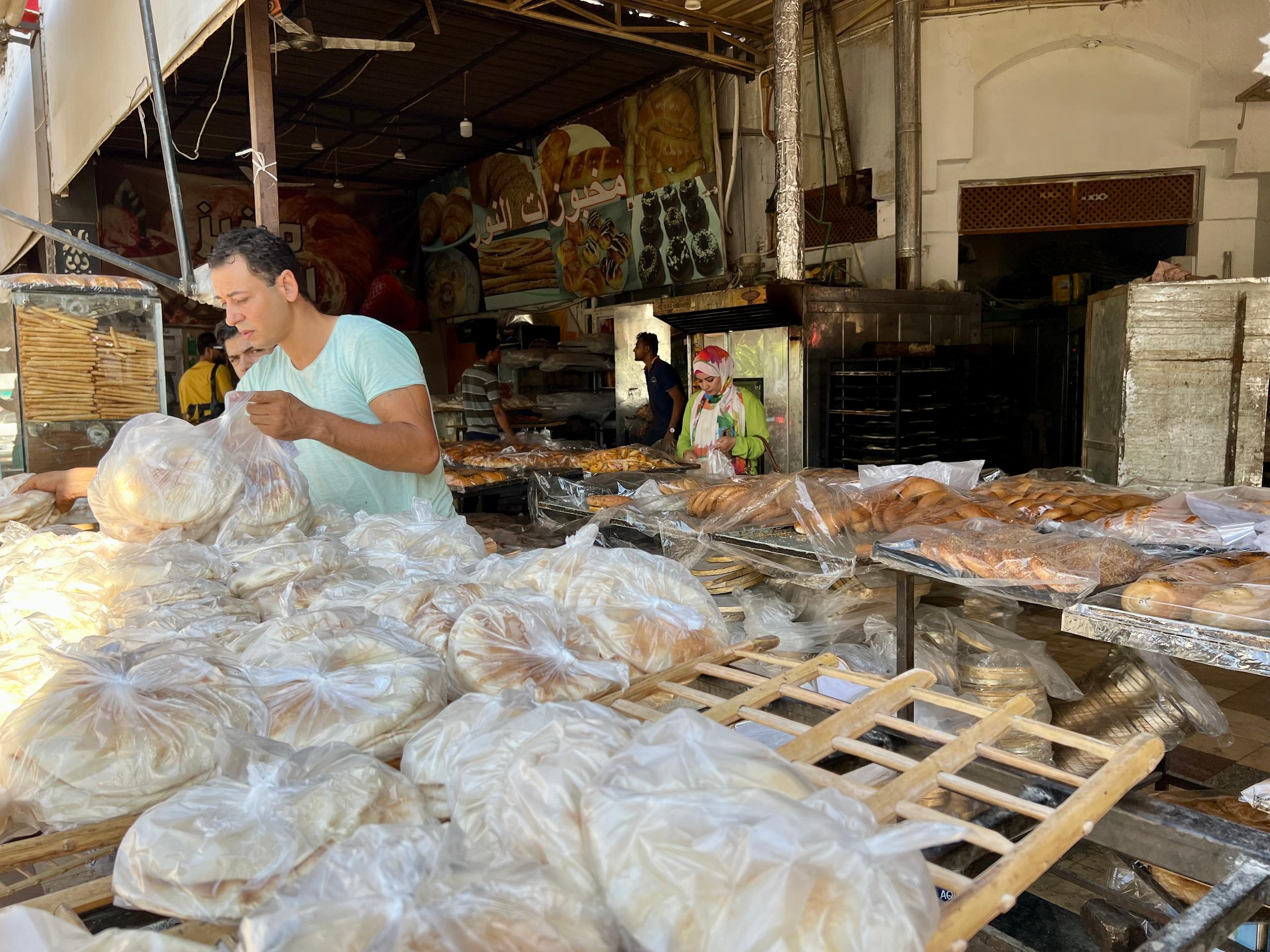 مخبز في أحد الأسواق في مدينة شرم الشيخ المصرية.