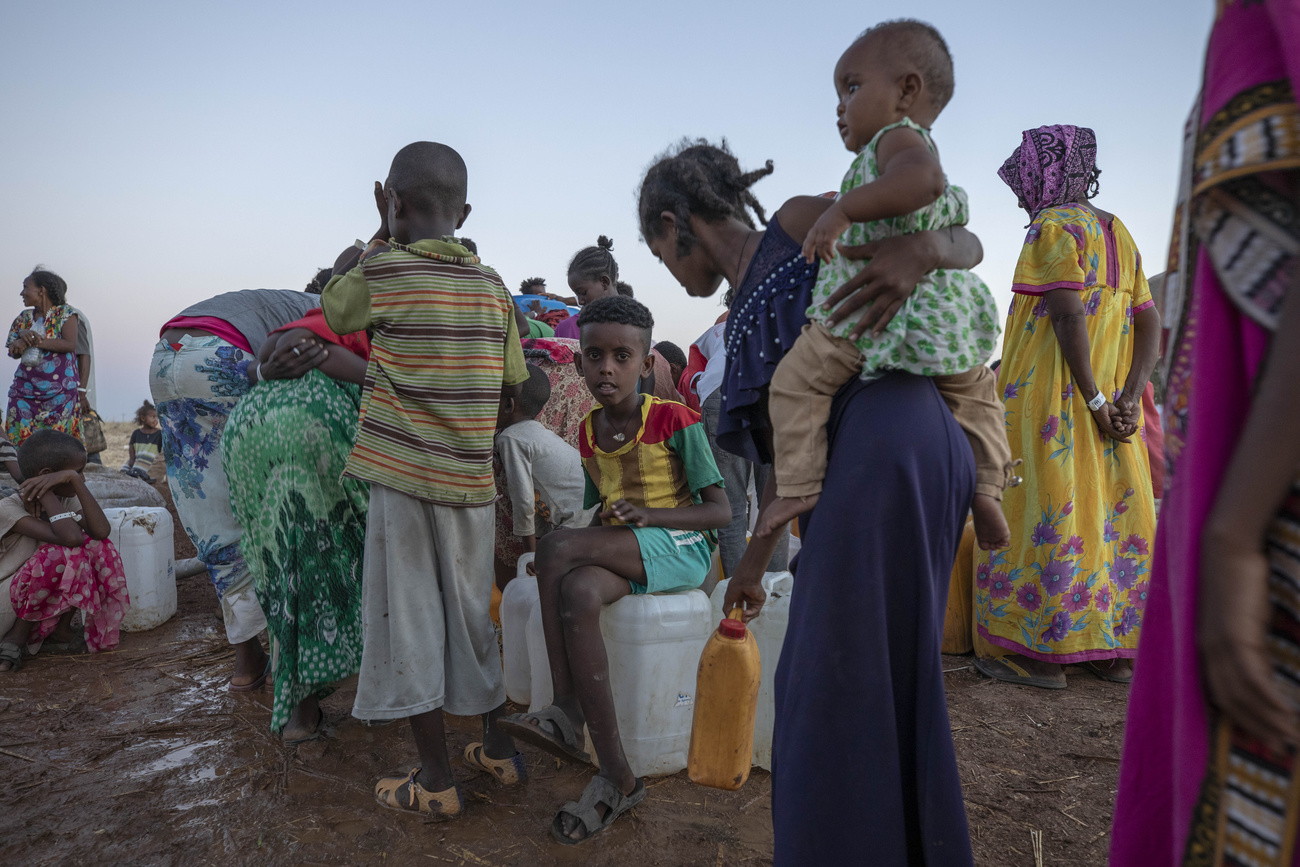 Mujeres y niños etíopes refugiados