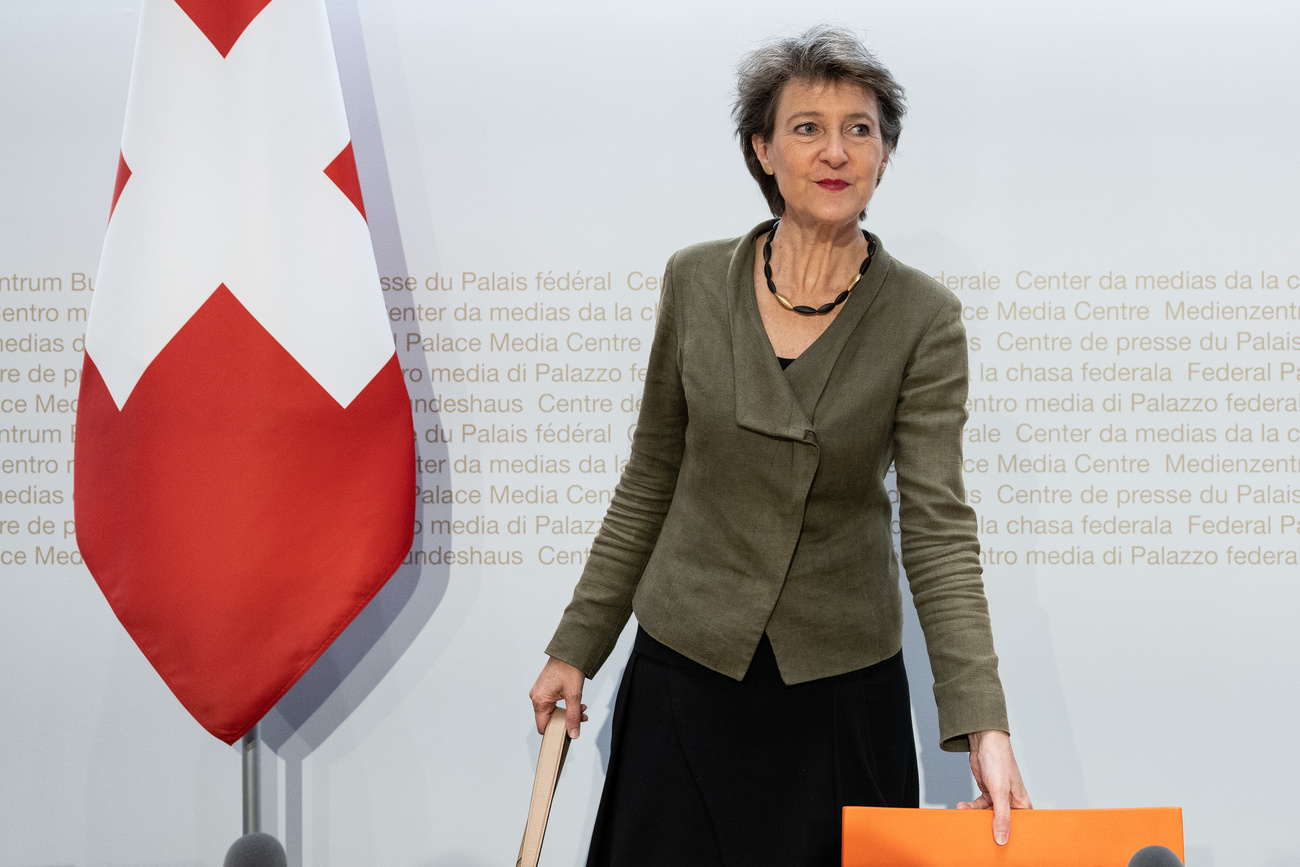 la ministra Sommaruga en una rueda de prensa con la bandera de Suiza detrás