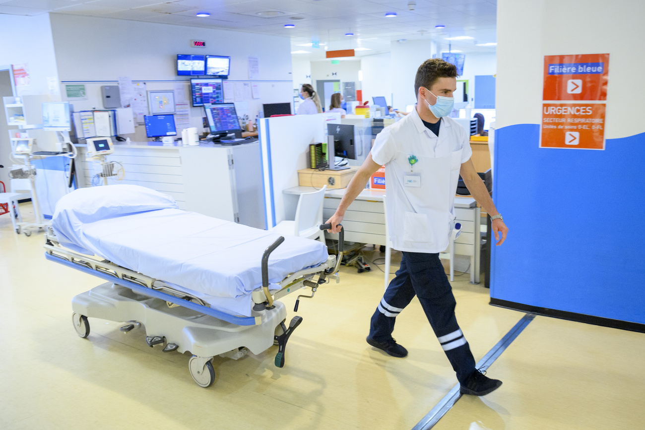 ممرض يجر سرير في مشفى في جنيف