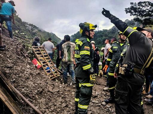 Un anciano de 87 años cae por un terraplén de tres metros y queda atrapado  en su vehículo