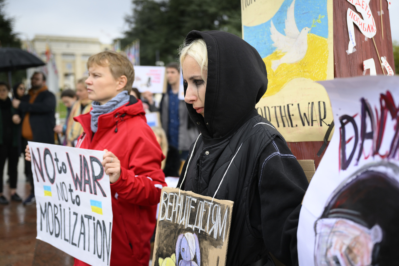 Russische Demonstrierende tragen Plakate während einer Demonstration gegen Russlands Einmarsch in der Ukraine