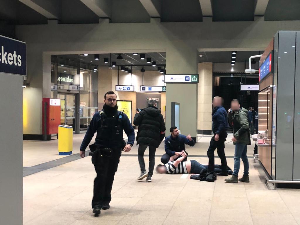 Messerangriff Im EU-Viertel - Polizei Nimmt Mann In U-Bahnhof Fest ...