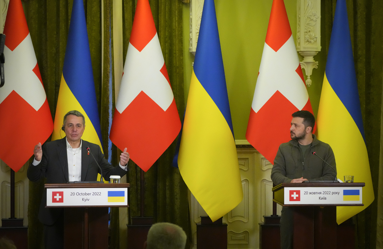 Les présidents de la Suisse et de l Ukraine assis devant leurs drapeaux respectifs