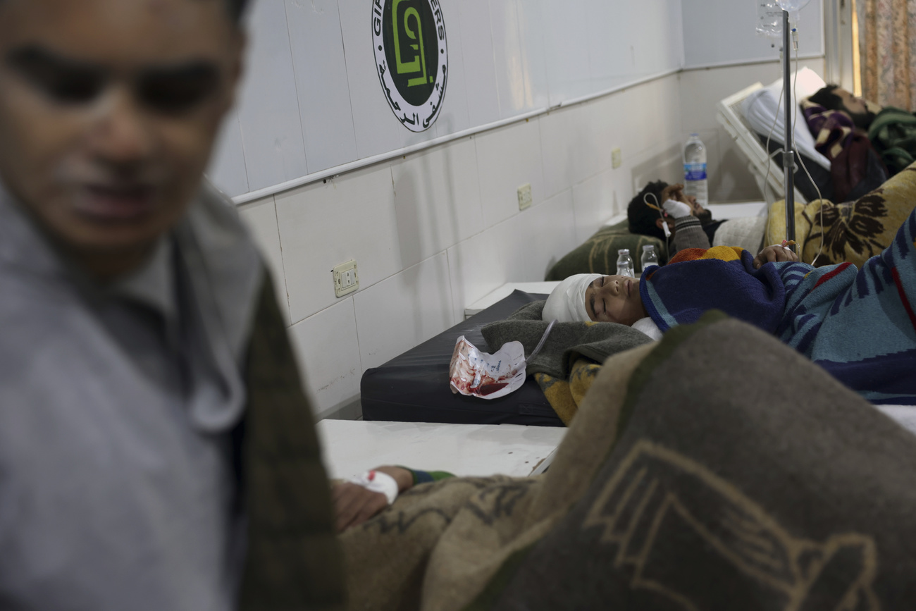 جرحى يتلقون العلاج في مستشفى شمال سوريا.