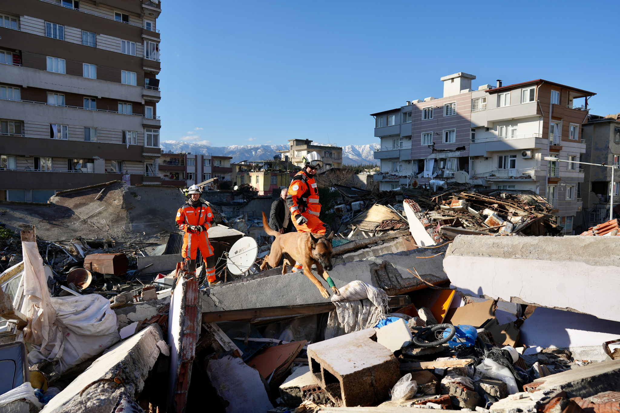 أفراد من سلسلة الإنقاذ السويسرية يبحثون عن ناجين في منزل منهار بأنطاكيا