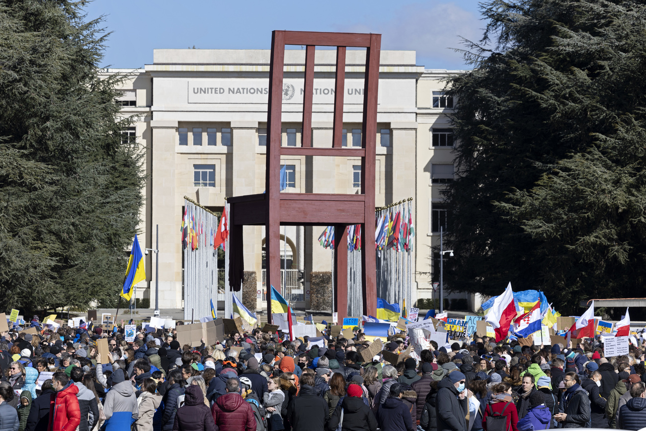 ロシアによるウクライナへの軍事侵攻が始まって2日後、ジュネーブにある国連欧州本部の前で抗議デモが行われた。2022年2月26日撮影