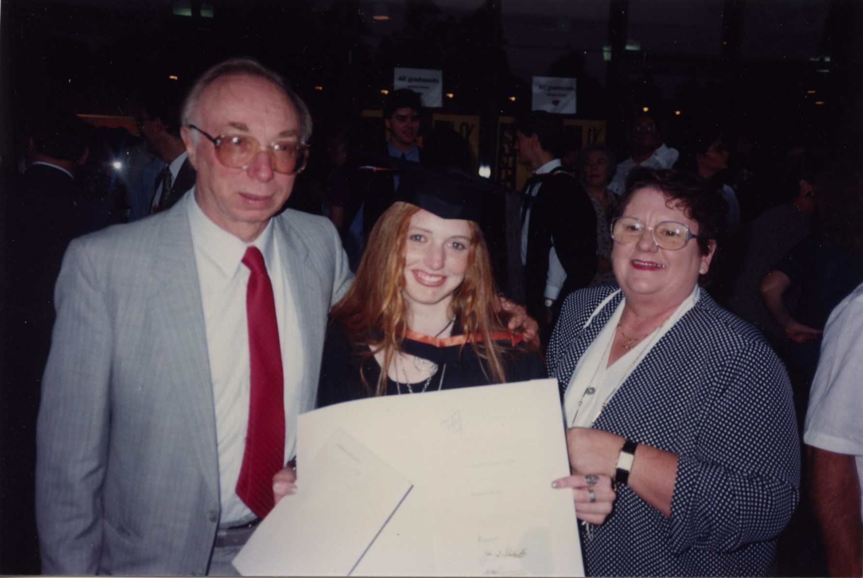 凱特在中學畢業典禮上與養父Alan和養母Dawn的合影。