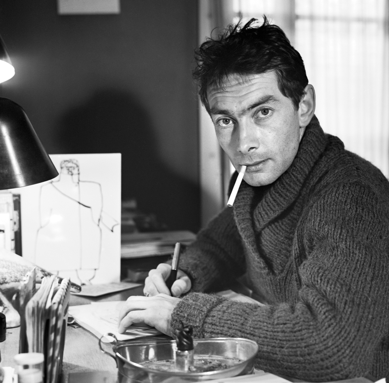 Nicolas Bouvier à son bureau, photographié en 1963