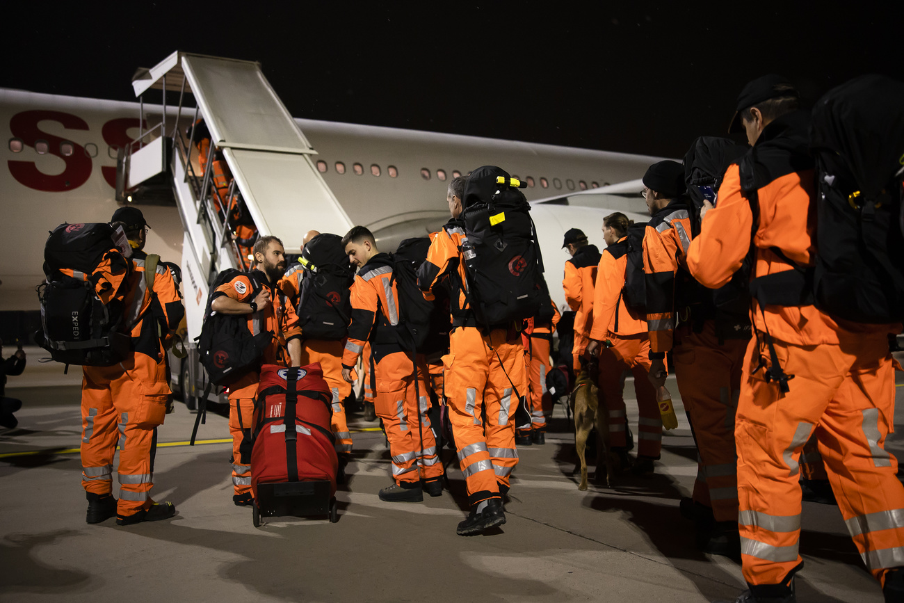Especialistas suíços em resgate embarcam em um vôo da Swiss International Air Lines com destino à Turquia.