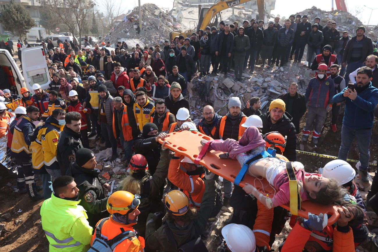 Rescatan a una niña de entre los escombros en Turquía