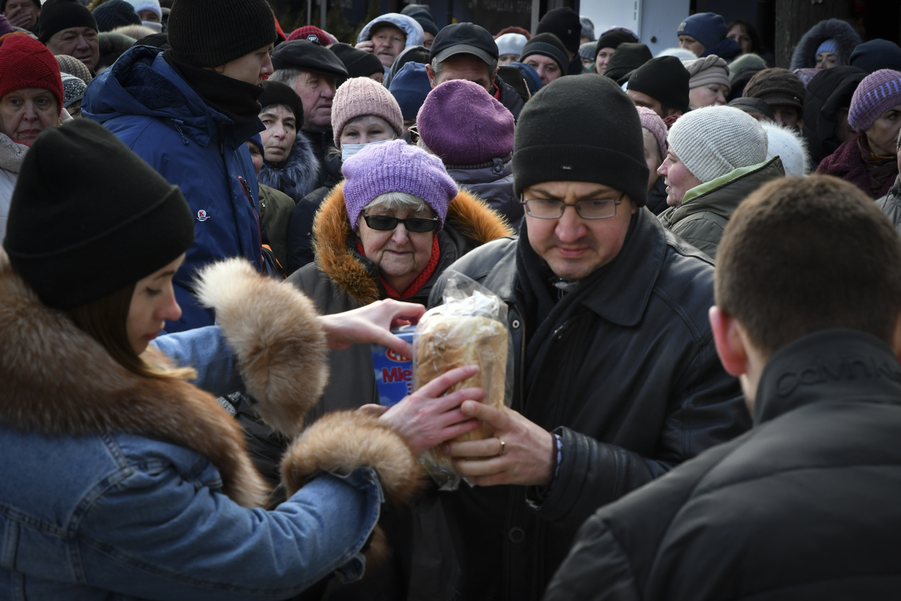 Los ucranianos reciben pan y leche