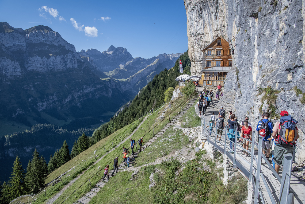 2018年走访坐落于阿尔卑斯坦山脉Äscher山崖客栈的徒步客们。