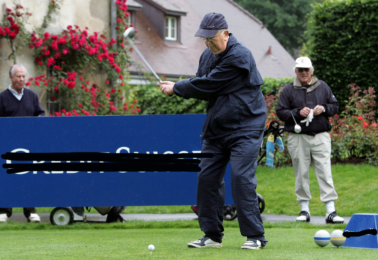 رجل يُمارس رياضة الغولف