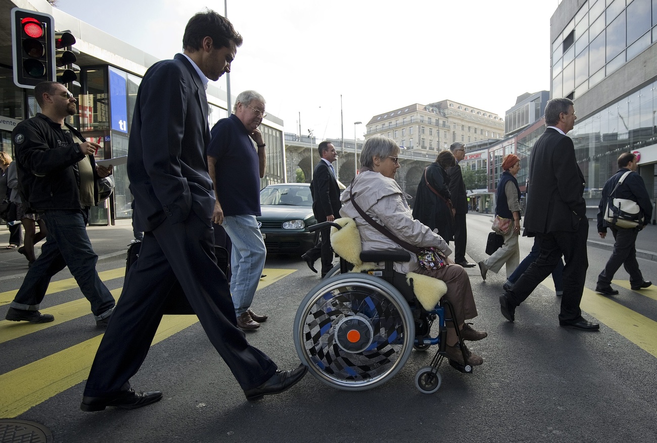 Persona en silla de ruedas en un paso de peatones