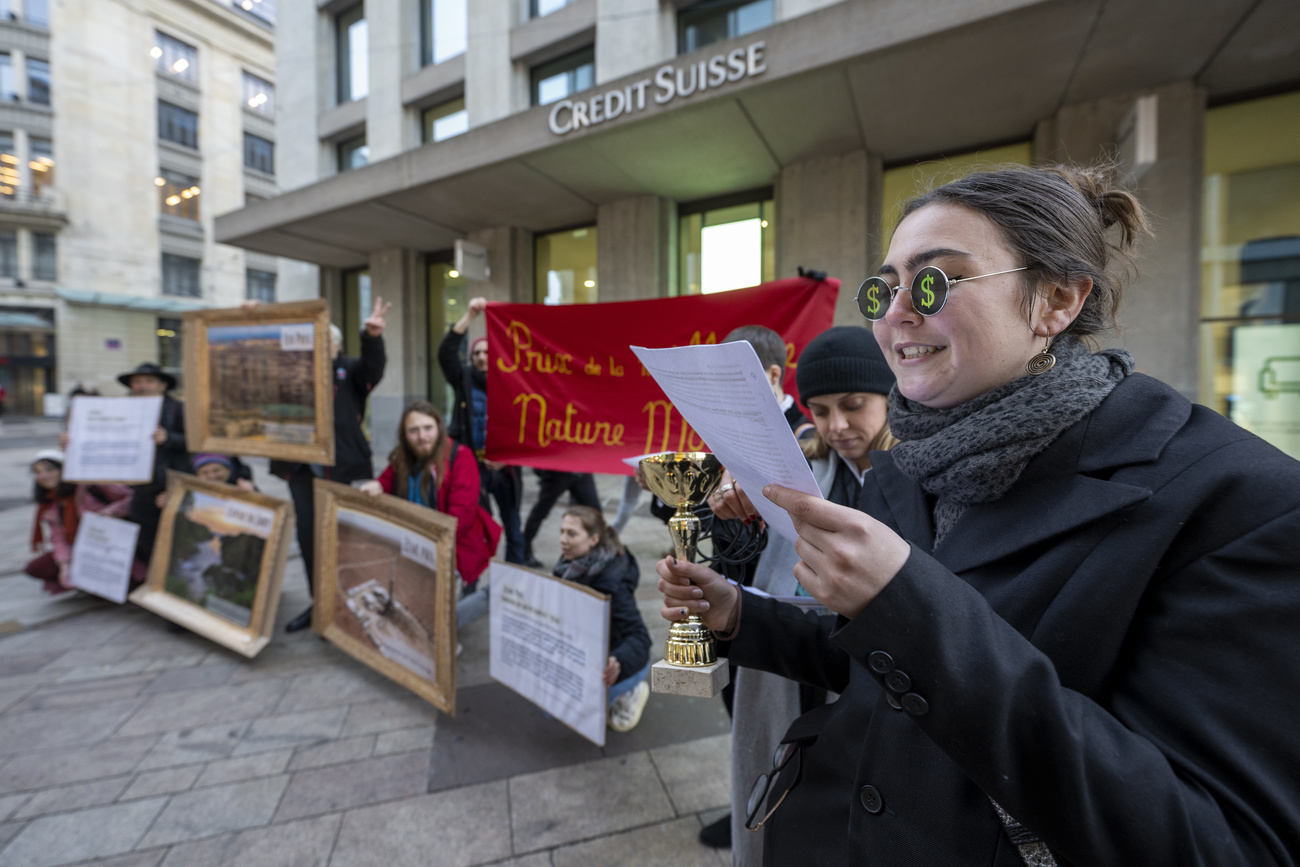 manifestanti a Ginevra davanti al Credit Suisse