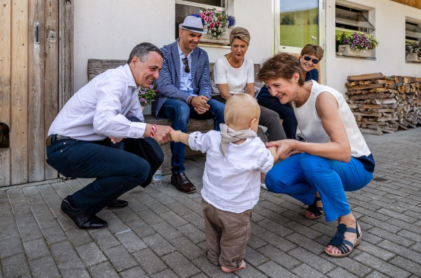 五位瑞士聯邦委員會委員愉快地和農場小主人打招呼：在2019年的年度“學習之旅”中，聯邦委員會參觀了下瓦爾登州維森伯格市的一處農場。