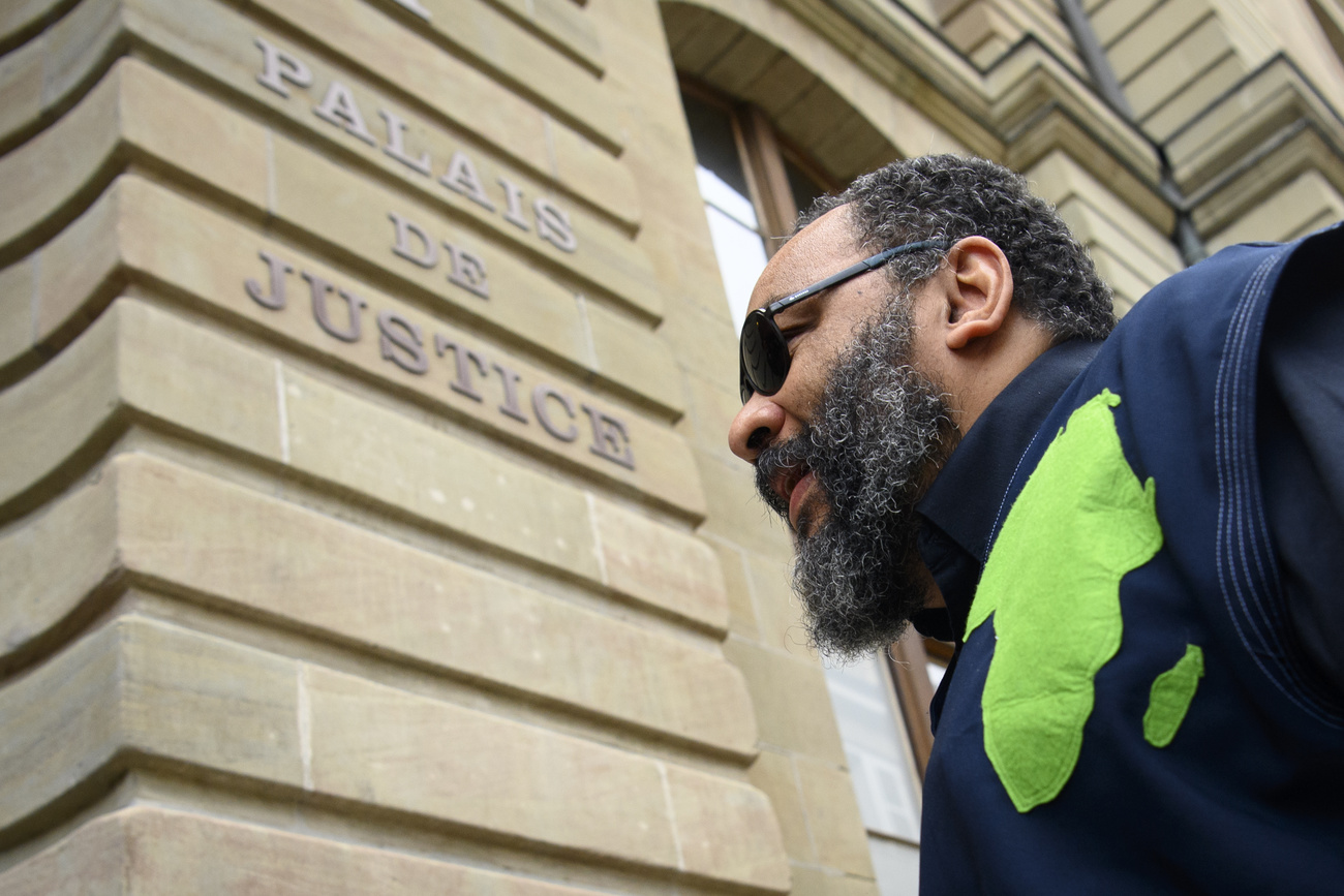 Dieudonné all entrata di un tribunale