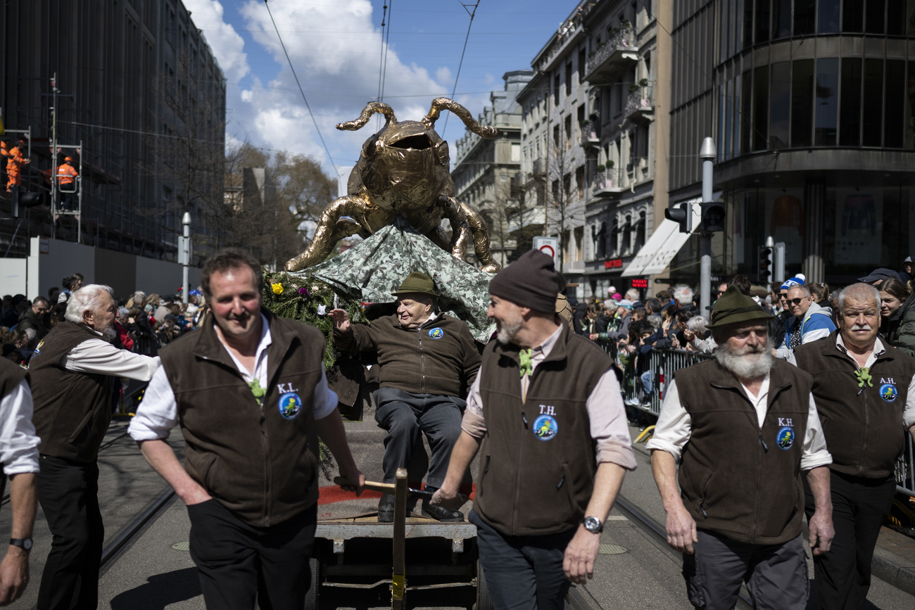 uomini sfilano per le strade di zurigo