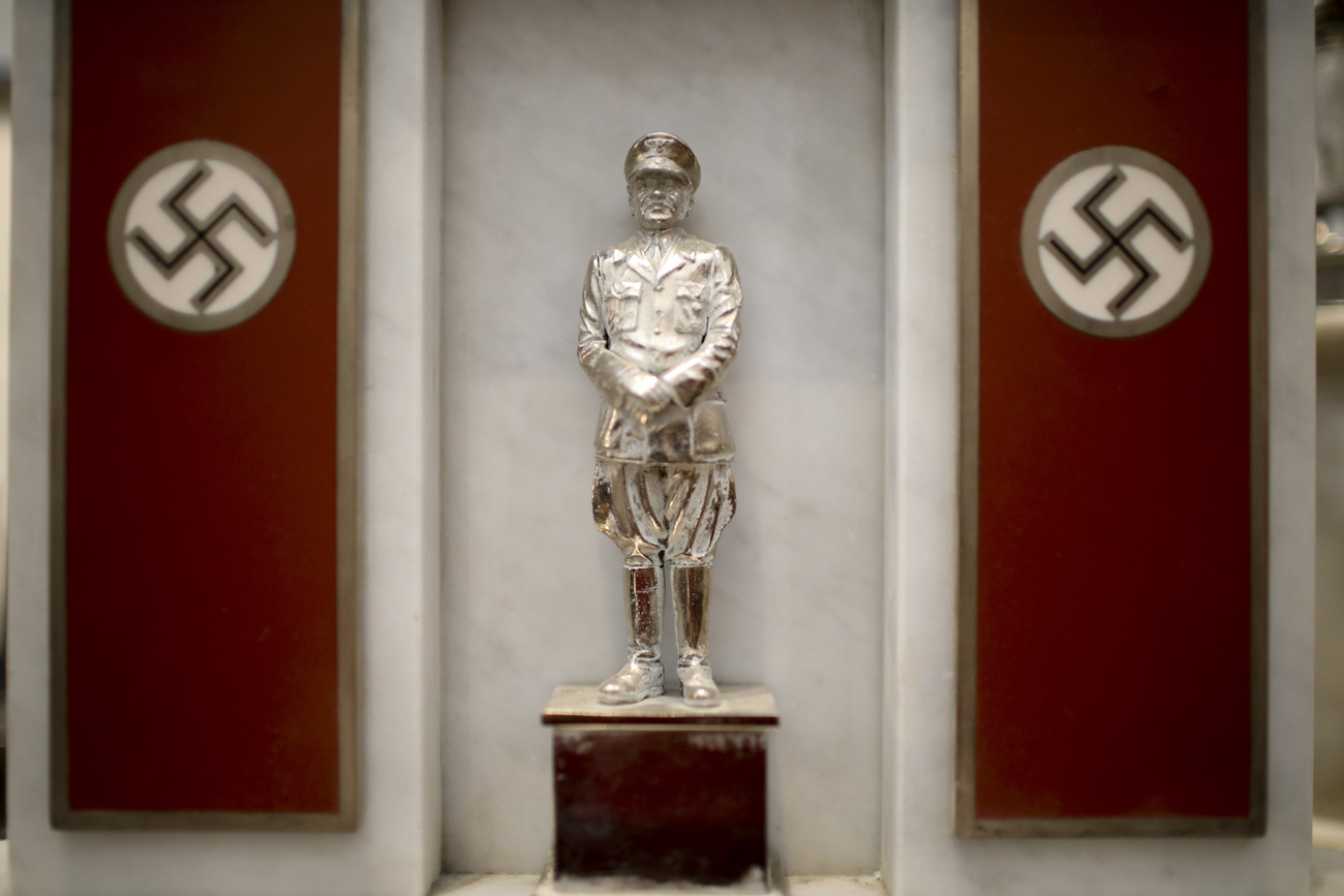 statua di Adolf hitler e svastica nazista