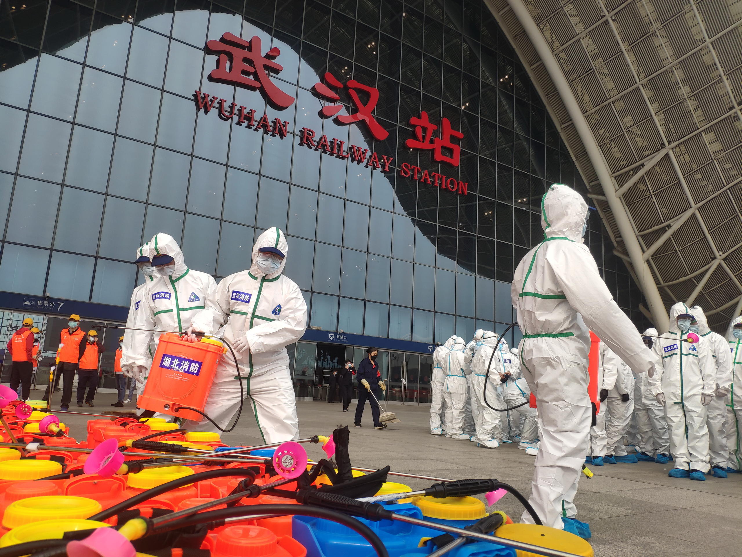 2020年3月24日，新冠疫情暴发之初，消防人员对武汉火车站进行了消毒。