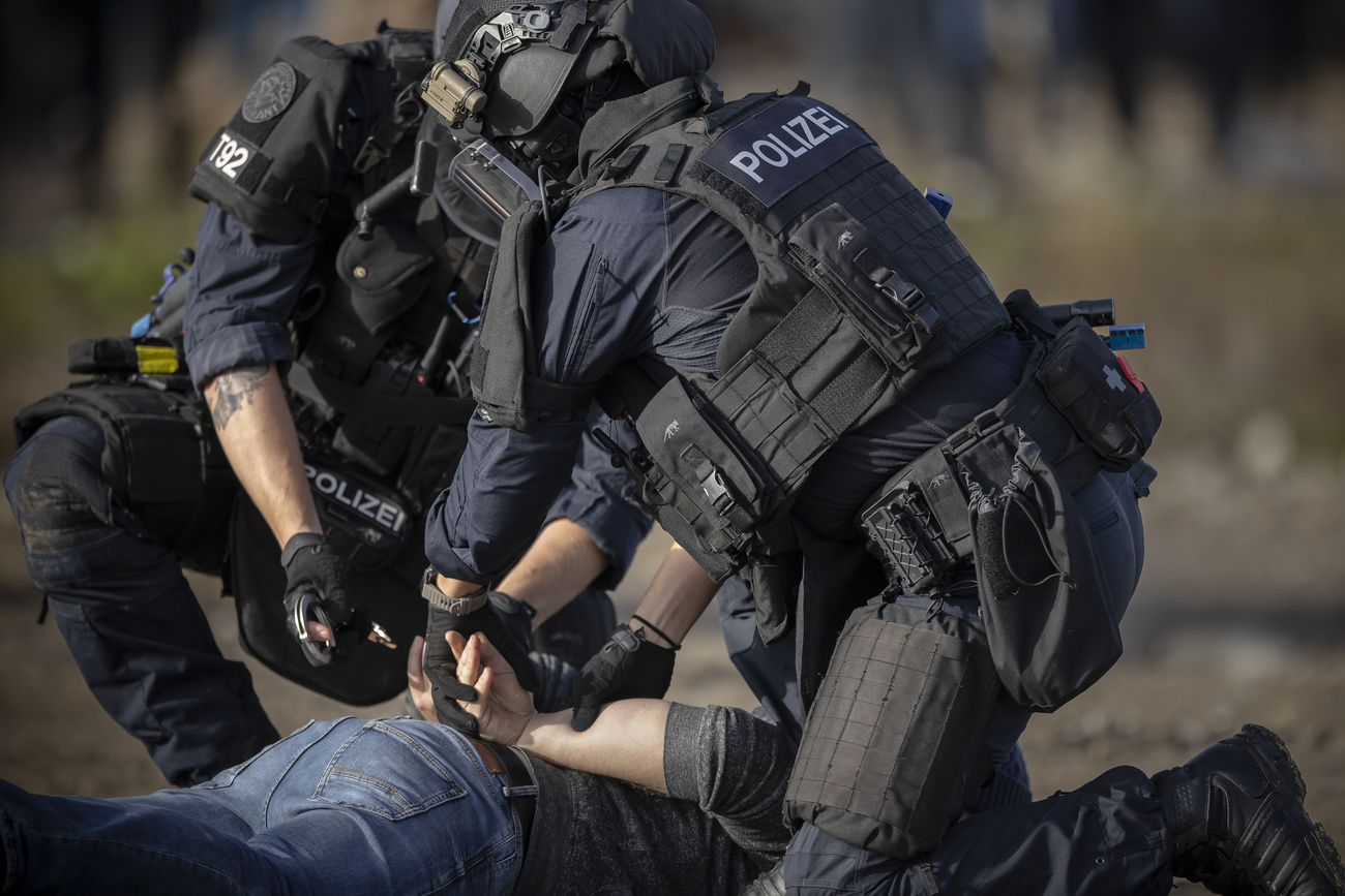 arresto di una persona sdraiata faccia a terra