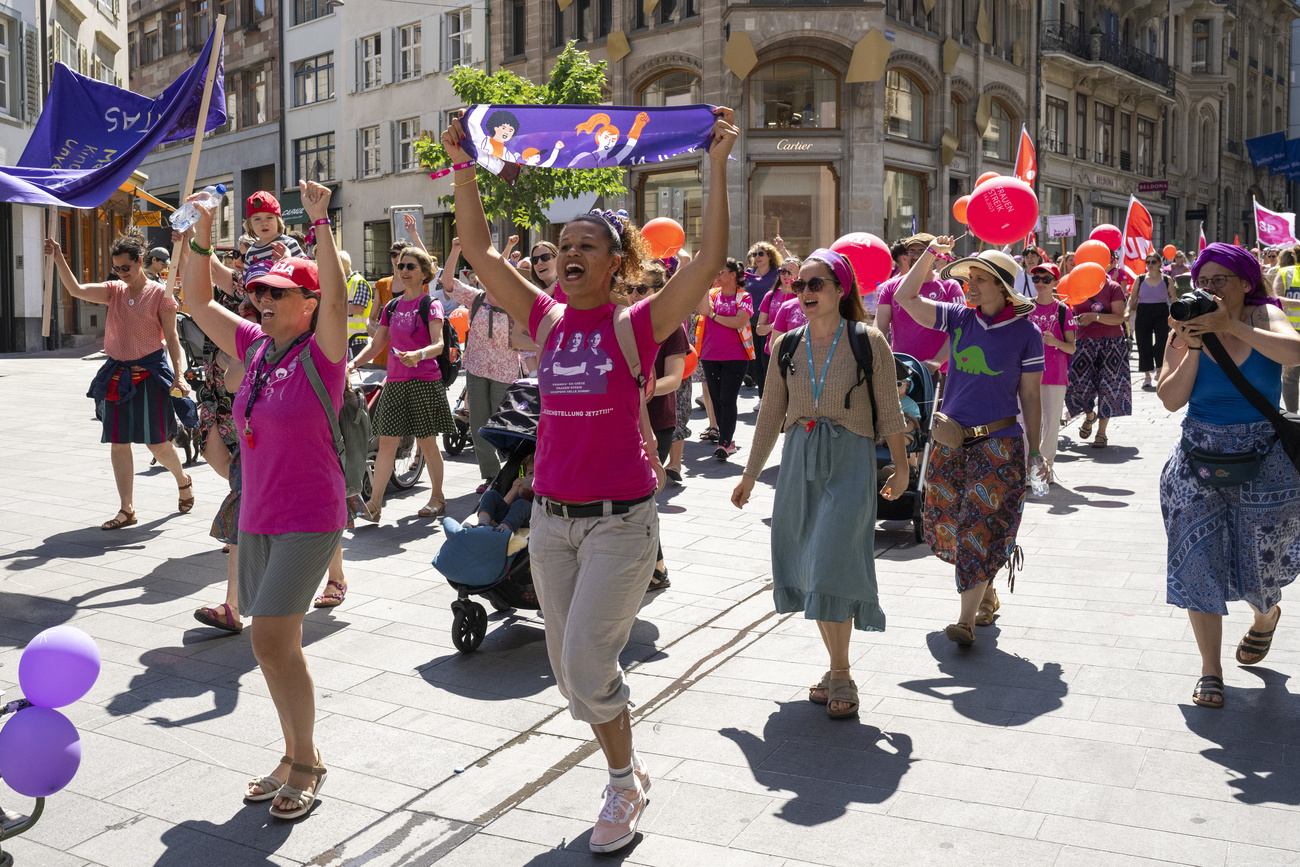 Swiss women take to streets to fight inequality and sexism - SWI swissinfo.ch