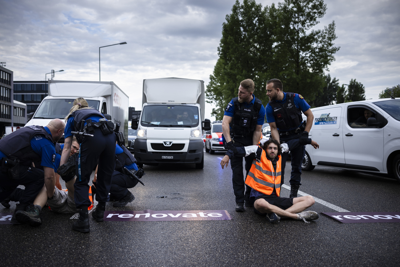 Attivisti fatti sloggiare dalla polizia.