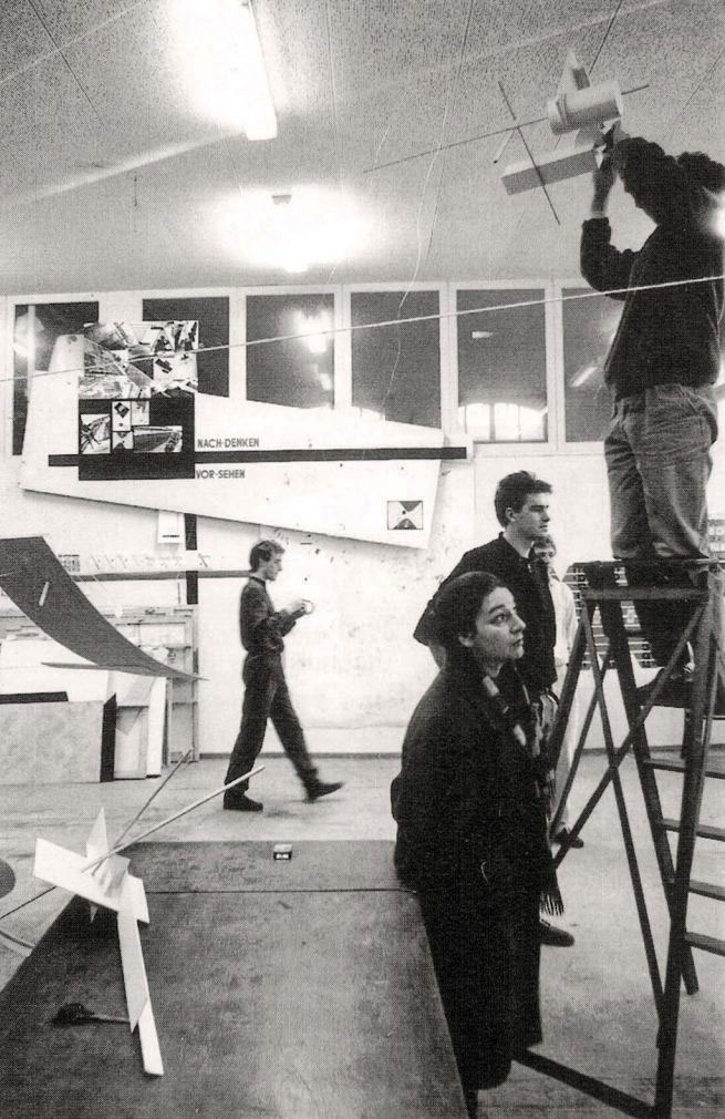 Personas preparando una exposición en una foto en blanco y negro