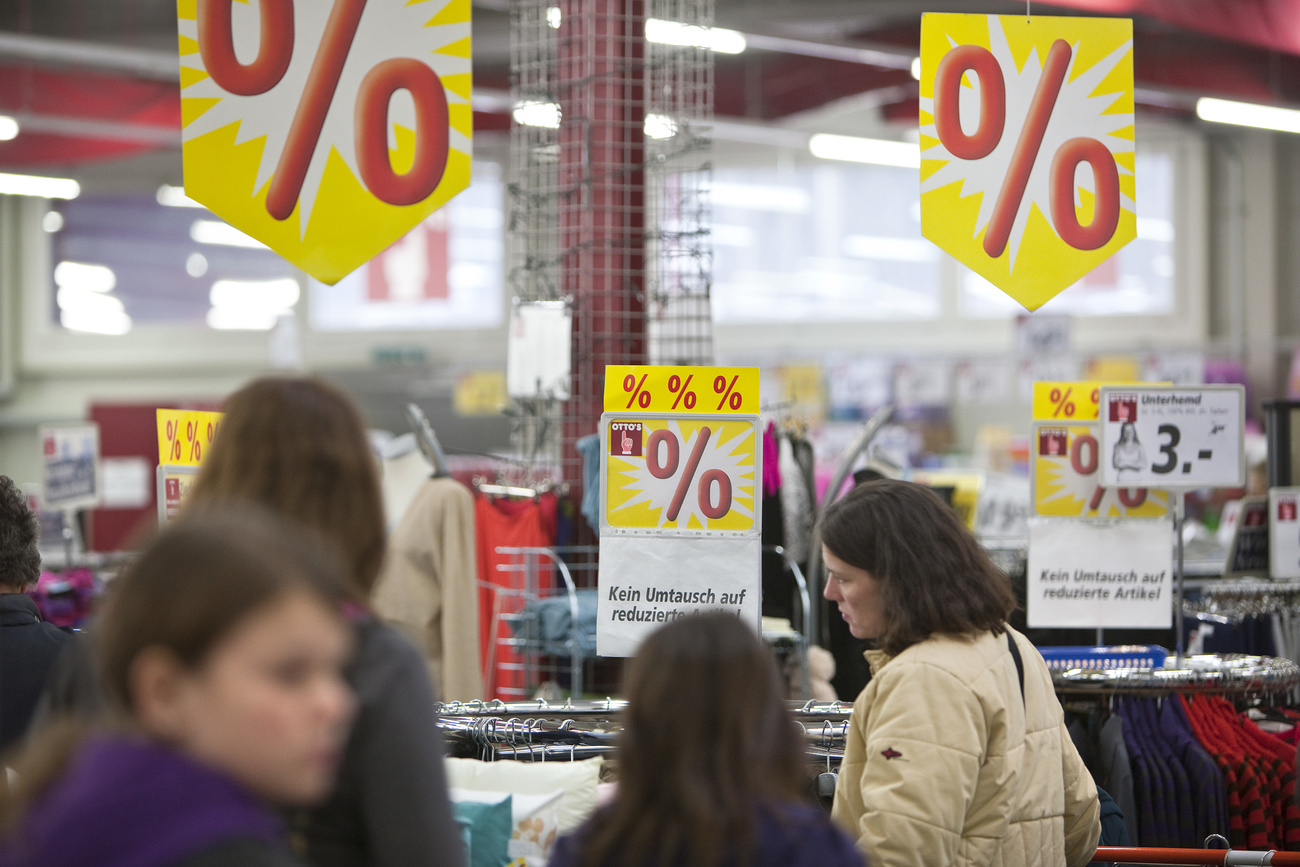 persone in un supermercato