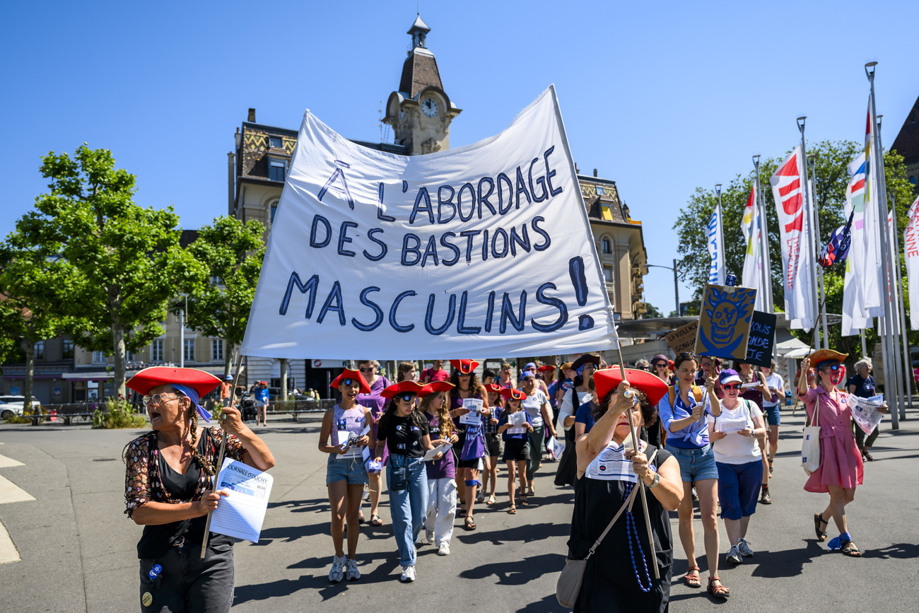 Donne manifestano a Losanna vestite da pirati.