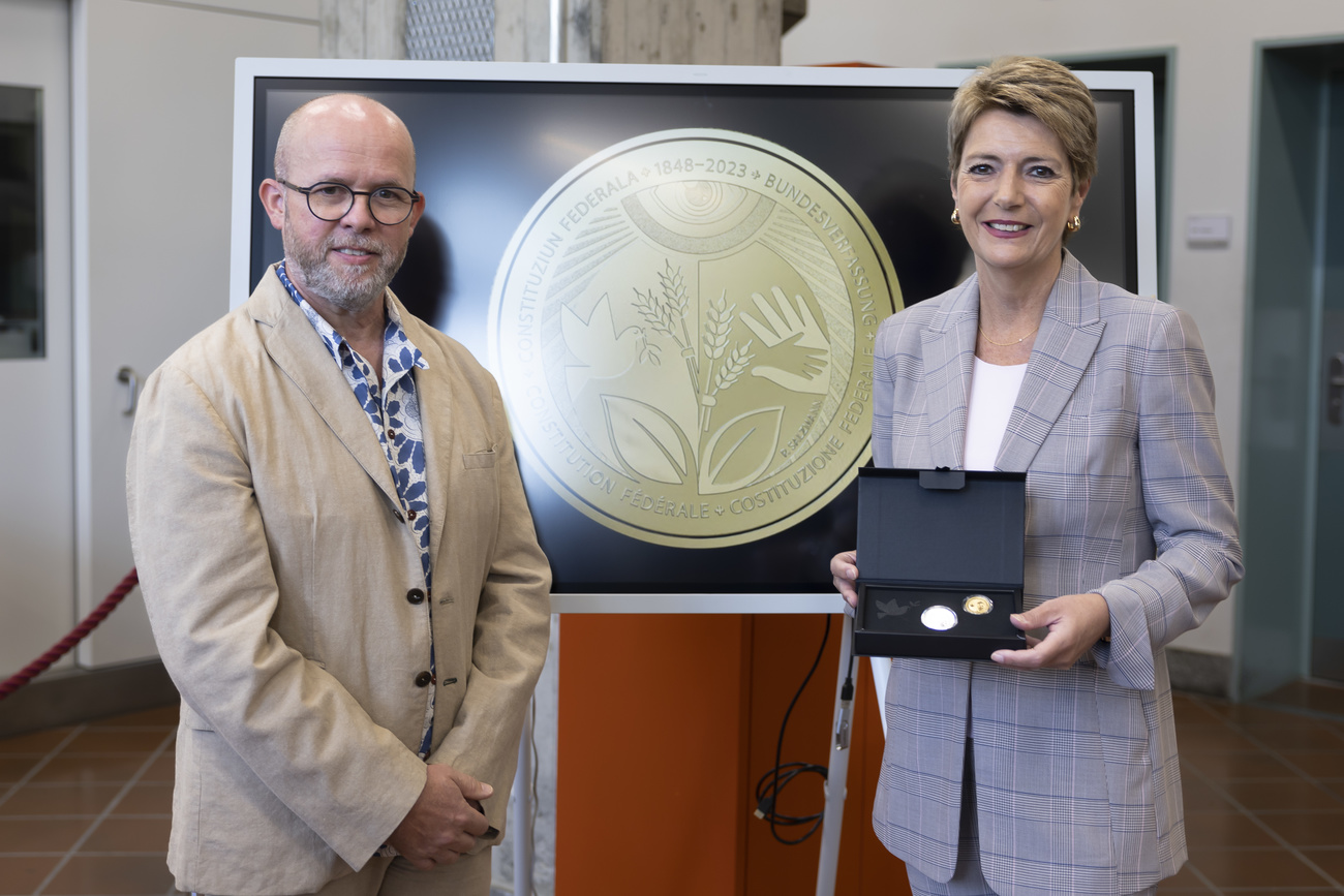 Artist Peter Salmann and Finance Minsier Karin Keller-Sutter presenting the new coin.