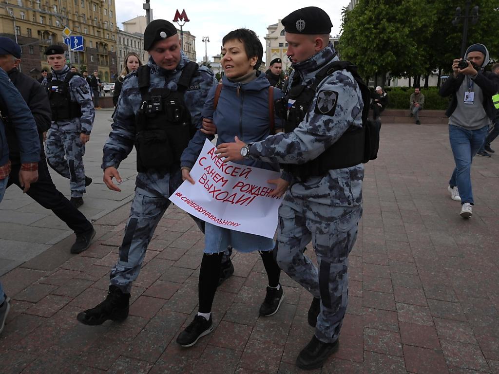 Demos An Geburtstag Von Kremlgegner Nawalny - Festnahmen In Russland ...