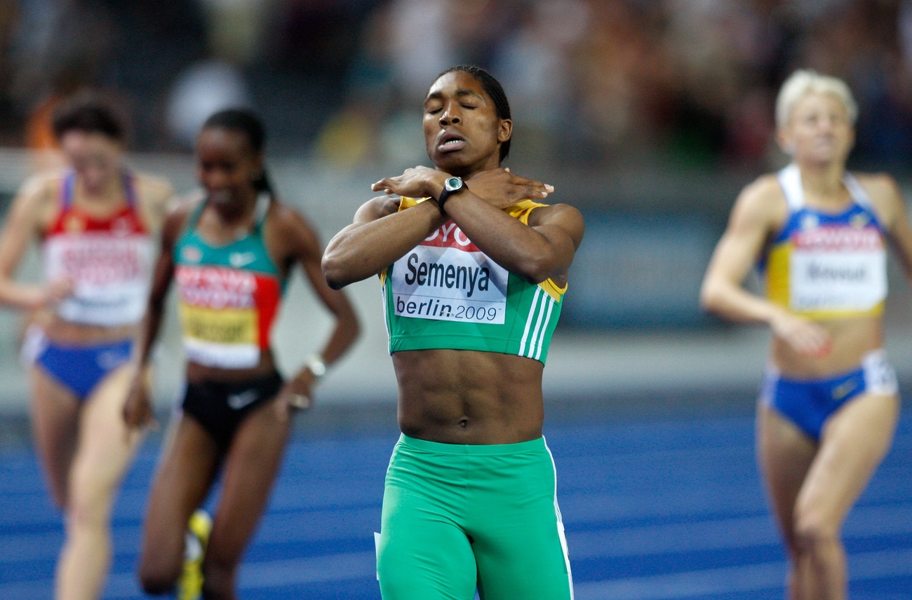 Caster Semenya ai mondiali di atletica leggere del 2009 a Berlino quando vinse la sua pria medaglia d oro a un mondiale.