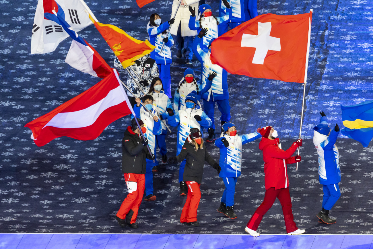 Ryan Regez, portabanidera della Svizzera nella cerimonia di chiusura delle Olimpiadi di Pechino 2022.