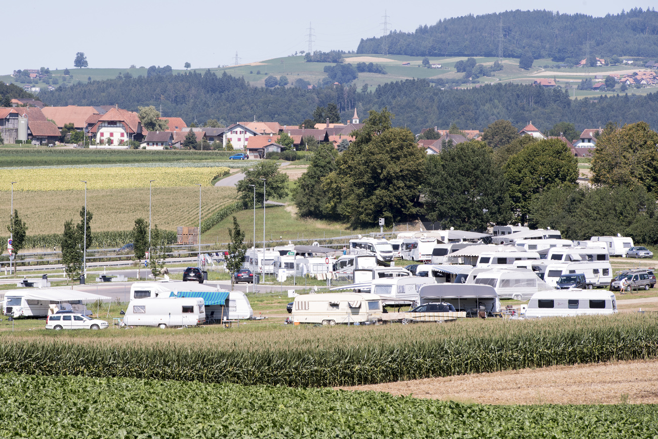 area di sosta in mezzo a campi agricoli piena di camper