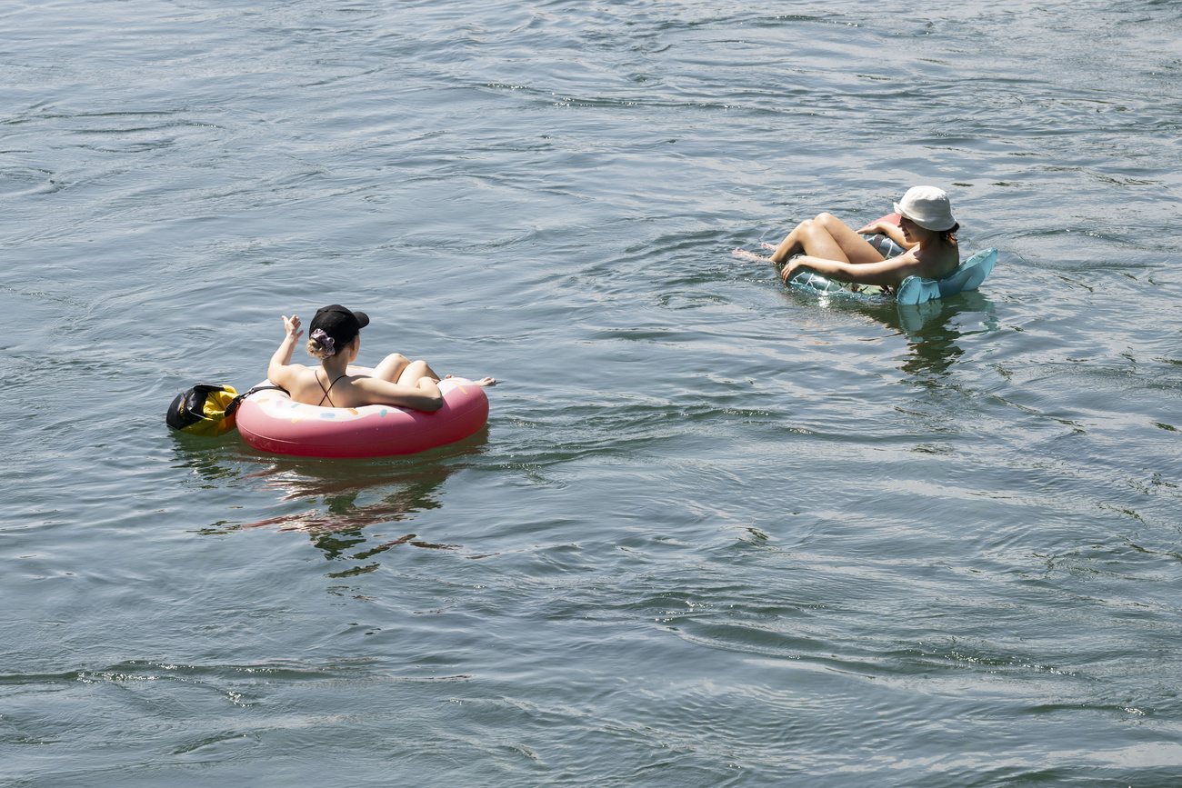 Due donne sul canotto nella Limmat a Zurigo.