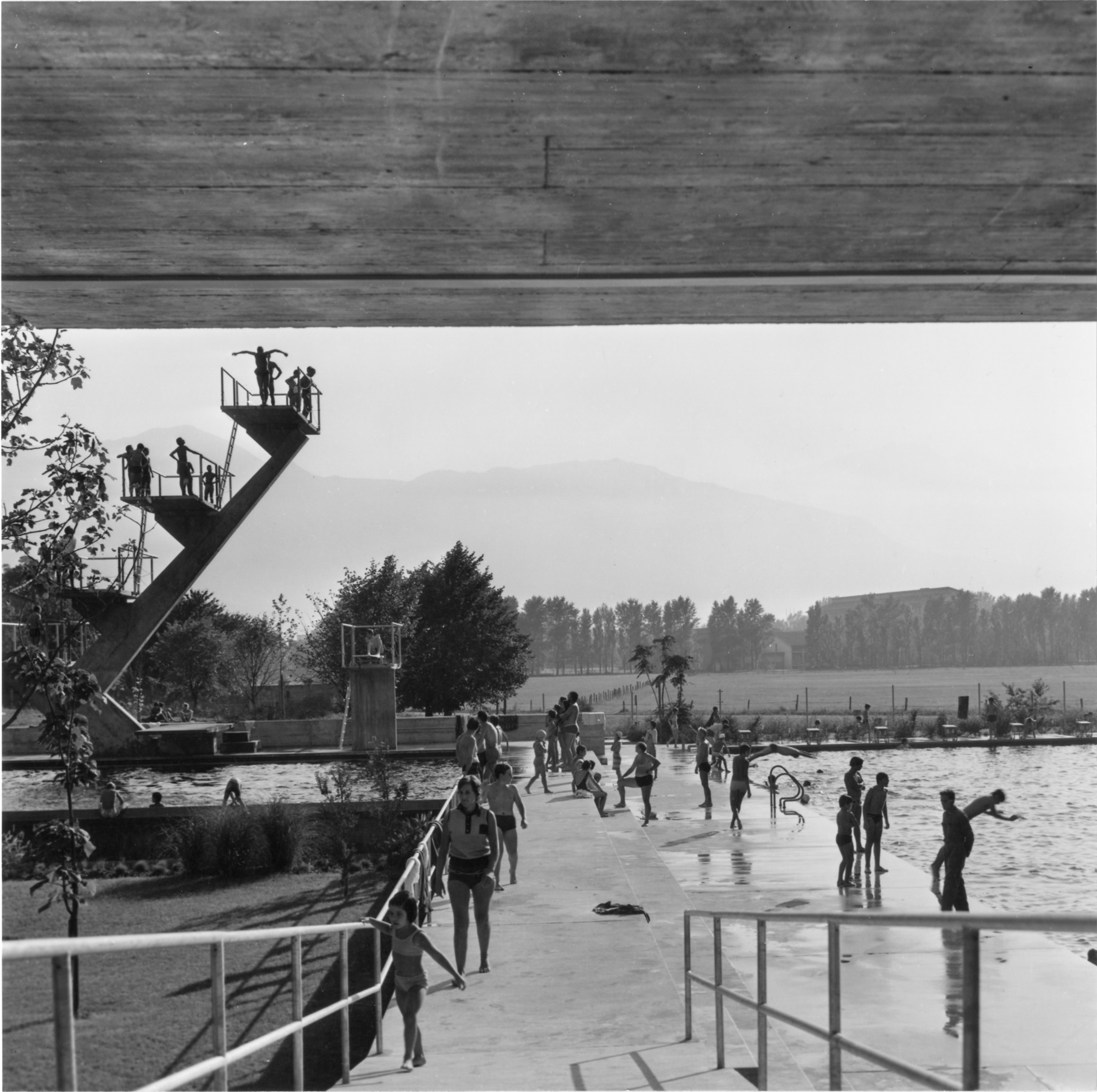 piscina pública en una foto en blanco y negro