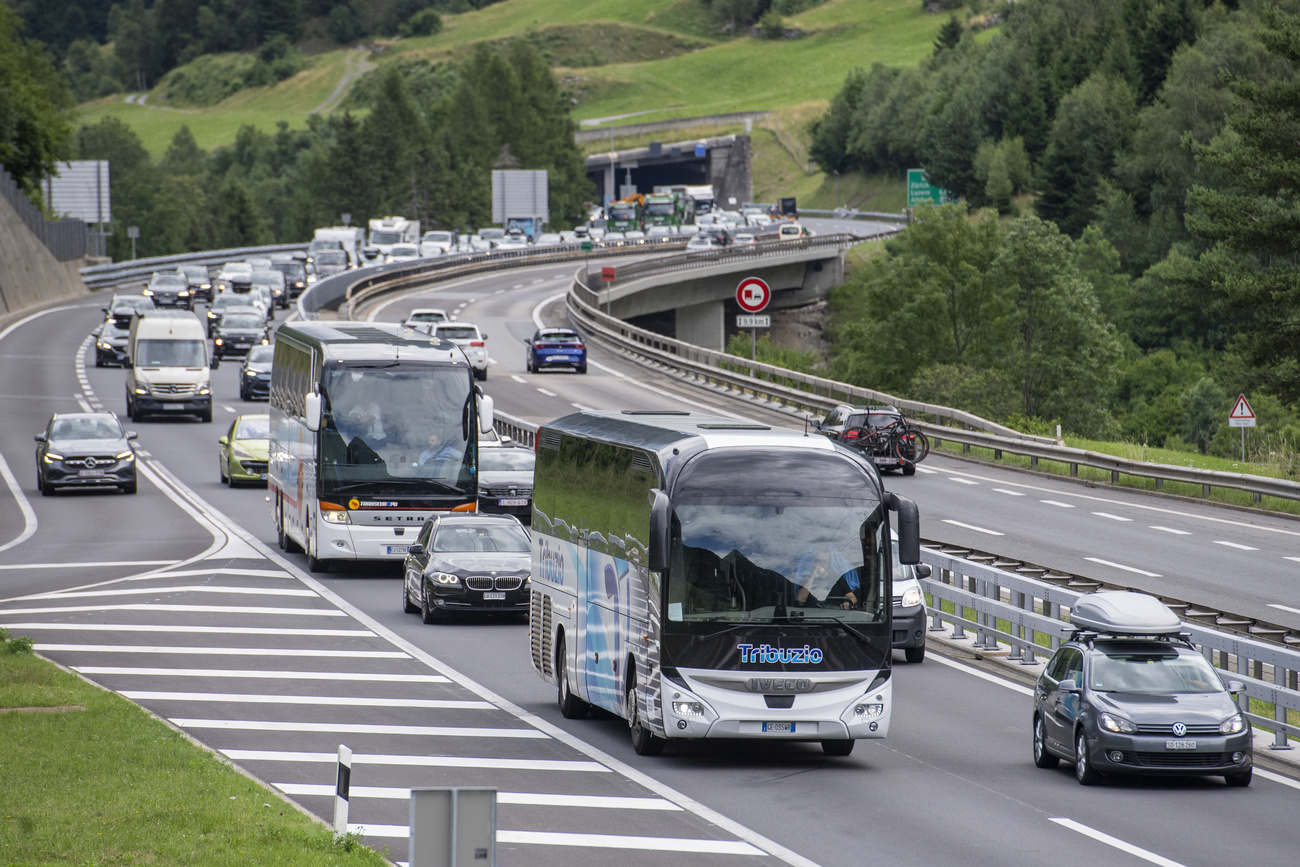 Automobili e autobus in coda sull autostrada verso il tunnel del Gottardo.