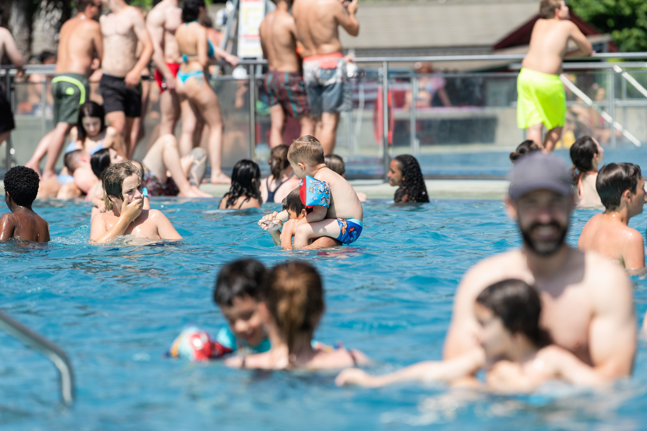 Piscina affollata in canton Ticino d estate.