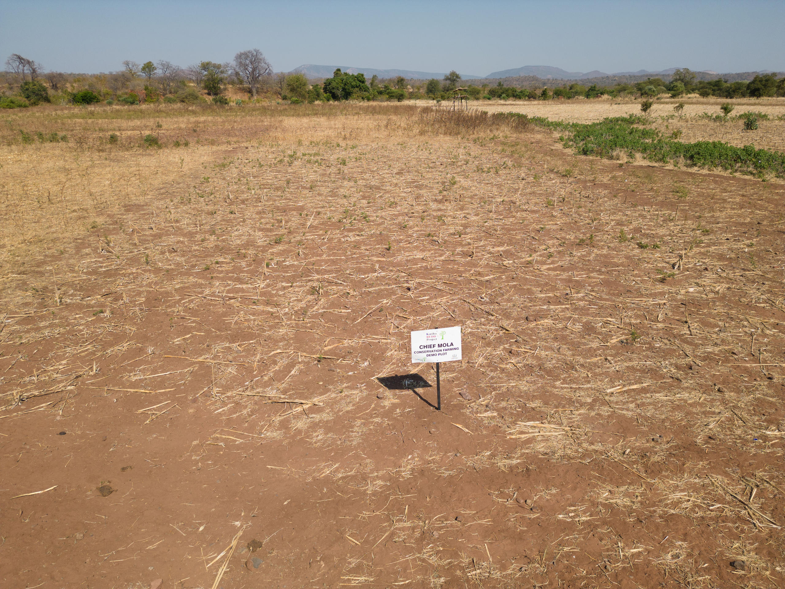 Ein leeres Feld mit einem Schild