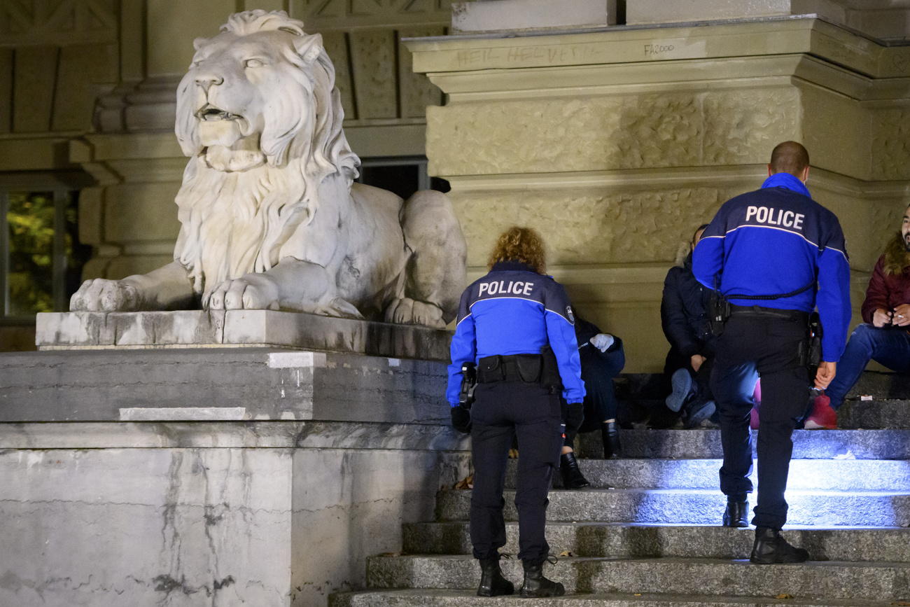 Lausanne police talk to people in the city centre