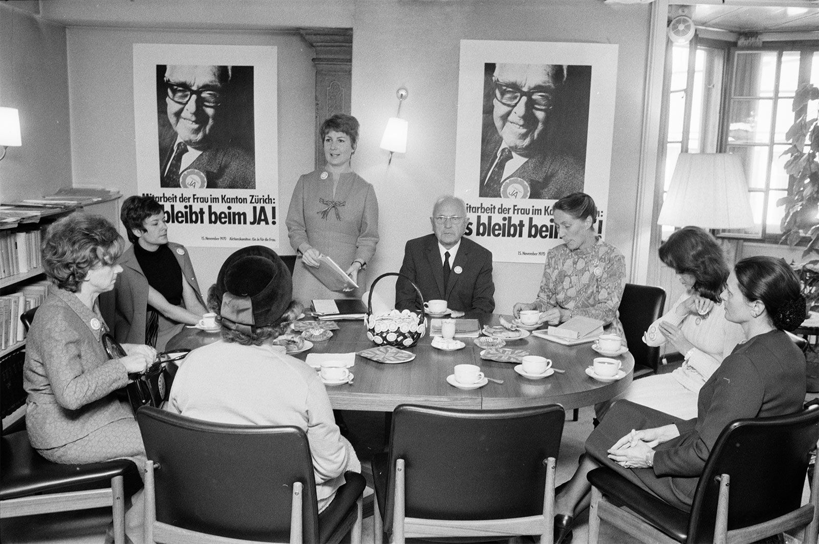 Personnes tenant réunion autour d une table