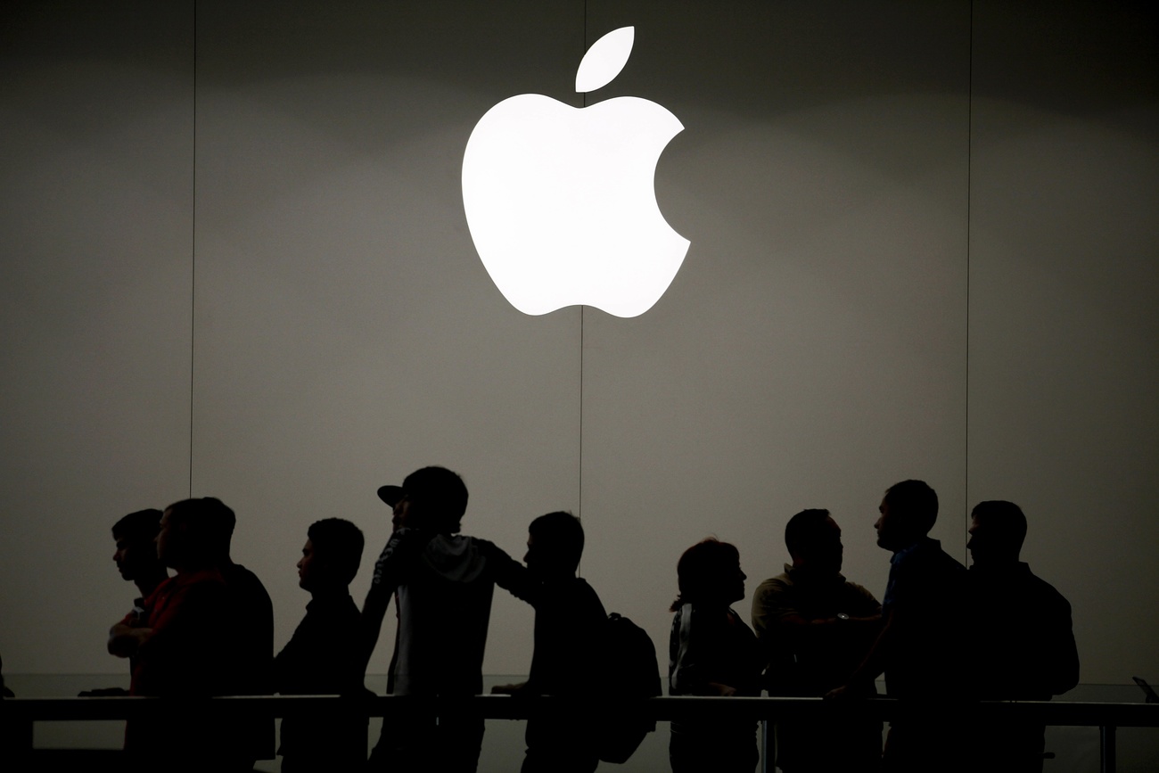 persone davanti al logo della mela di apple