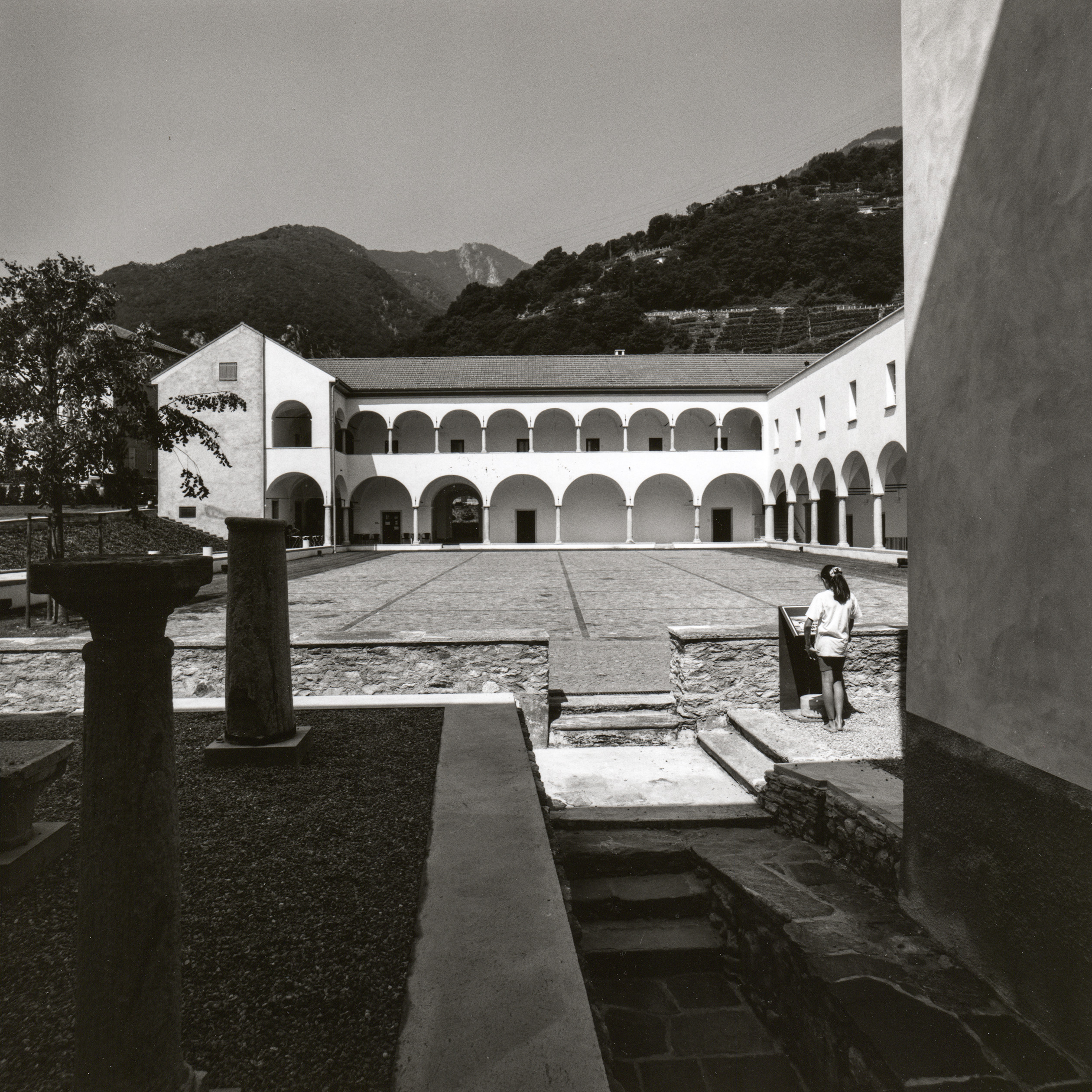 antiguo convento agostiniano en una foto in blanco y negro